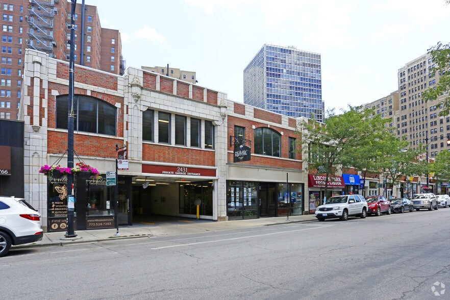 2417-2433 N Clark St, Chicago, IL à louer - Photo du bâtiment - Image 2 de 10