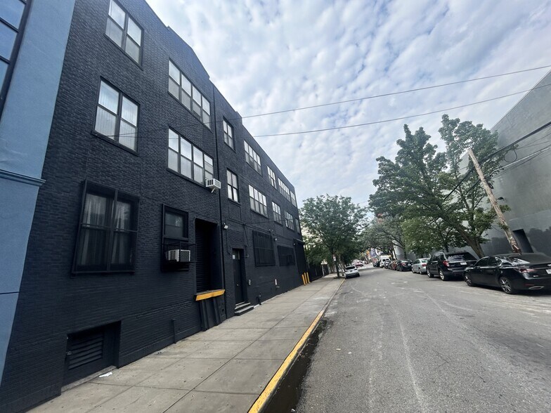 35-18 37th St, Long Island City, NY à louer - Photo du bâtiment - Image 2 de 3
