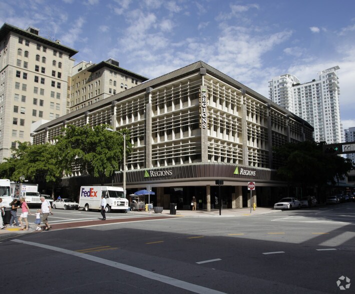 235 SE 1st St, Miami, FL à louer - Photo du bâtiment - Image 2 de 9