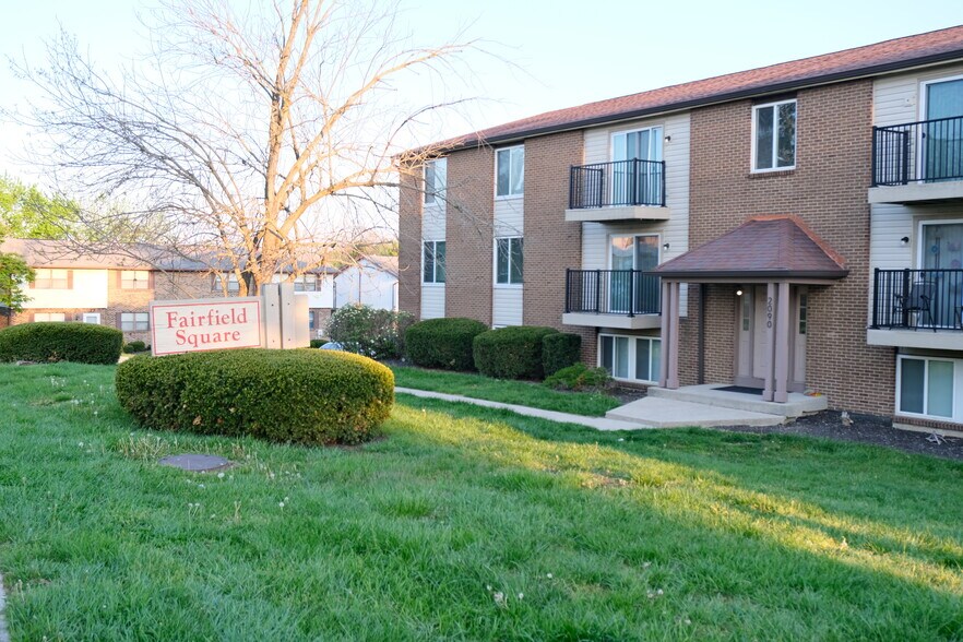 Fairfield Square portefeuille de 2 propriétés à vendre sur LoopNet.ca - Photo du bâtiment - Image 2 de 13