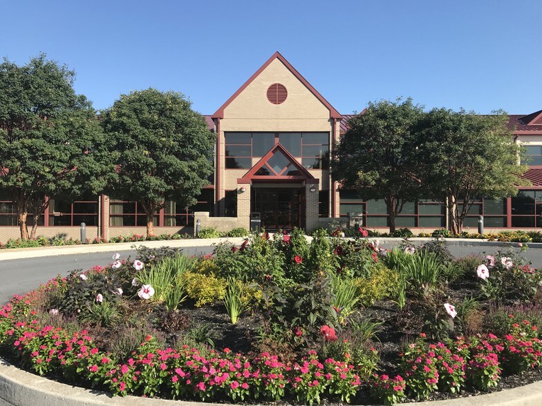 1215 Manor Dr, Mechanicsburg, PA à louer - Photo du bâtiment - Image 1 de 8