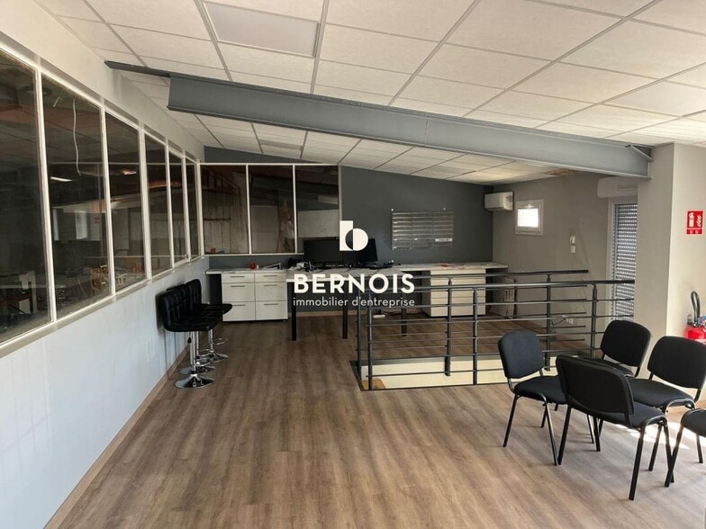 Office in Brignoles for lease - Interior Photo - Image 2 of 6