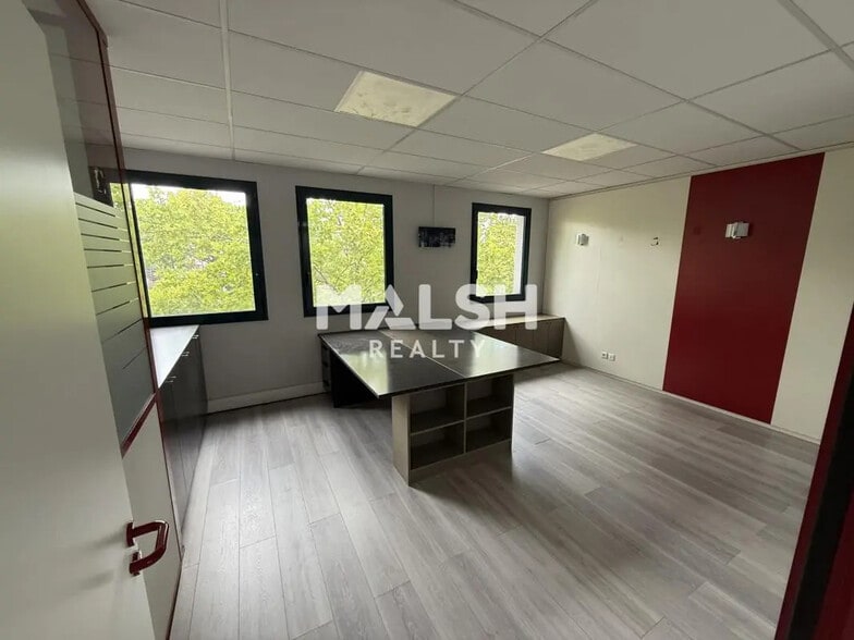 Office in Saint-Genis-Laval for sale - Interior Photo - Image 3 of 12