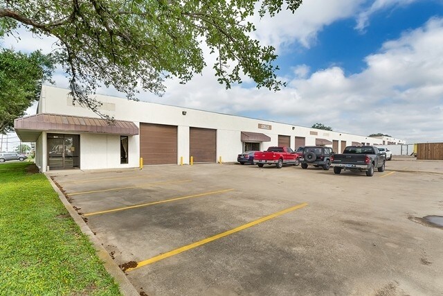 801-827 Luke St, Irving, TX à louer - Photo du bâtiment - Image 3 de 16