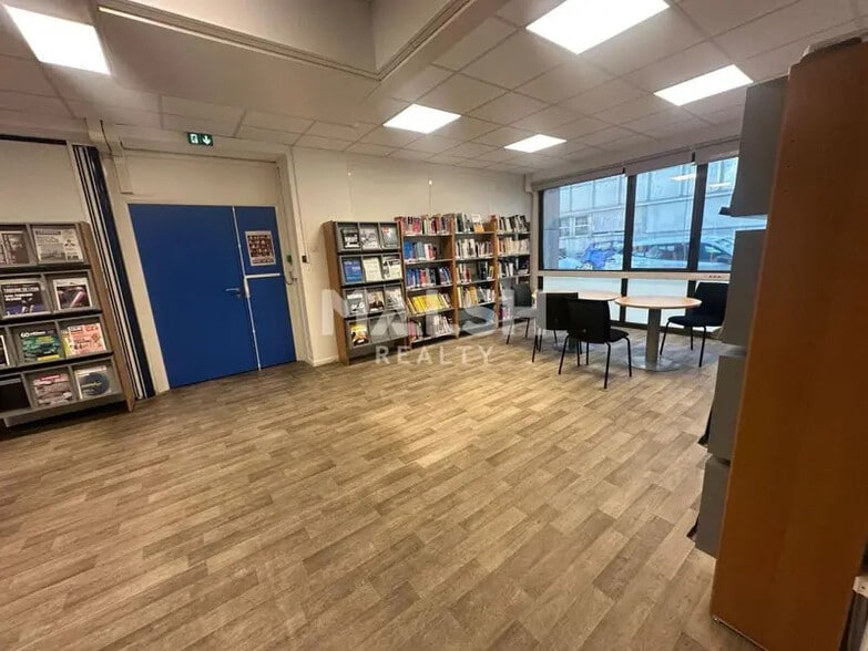 Retail in Lyon for lease - Interior Photo - Image 2 of 9