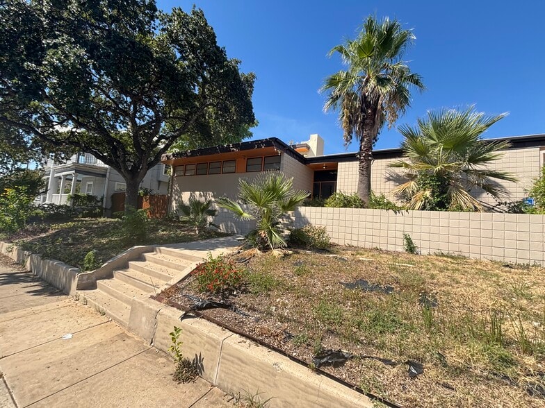 138 E Mistletoe Ave, San Antonio, TX for lease - Building Photo - Image 1 of 23