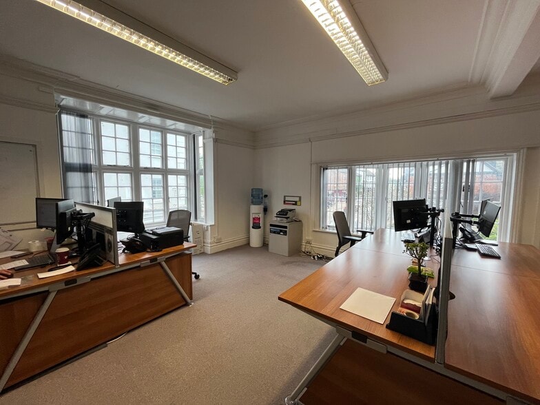 16-17 High St, Tring à louer - Photo du bâtiment - Image 2 de 5