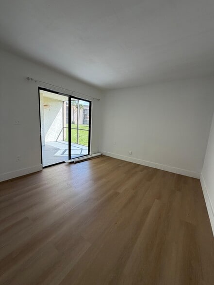 BULK CONDO PORTFOLIO OF 5 UNITS portefeuille de 5 propriétés à vendre sur LoopNet.ca - Photo du bâtiment - Image 3 de 33