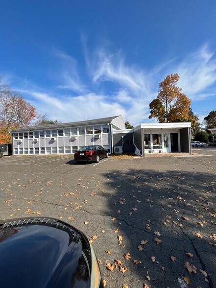 357 E Center St, Manchester, CT à louer - Photo du bâtiment - Image 2 de 11