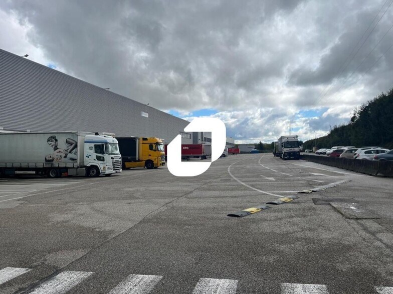 Industrial in Vaulx-Milieu for lease - Building Photo - Image 2 of 3