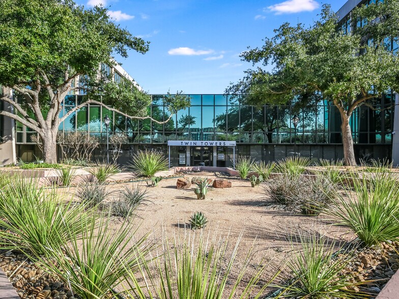 1106 Clayton Ln, Austin, TX à louer - Photo du bâtiment - Image 2 de 17