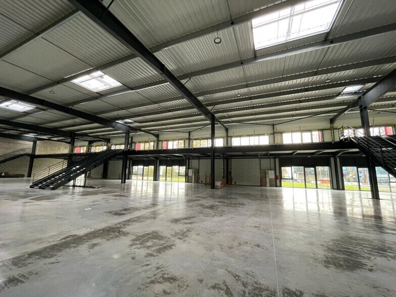 Flex in Bondoufle for lease - Interior Photo - Image 2 of 12