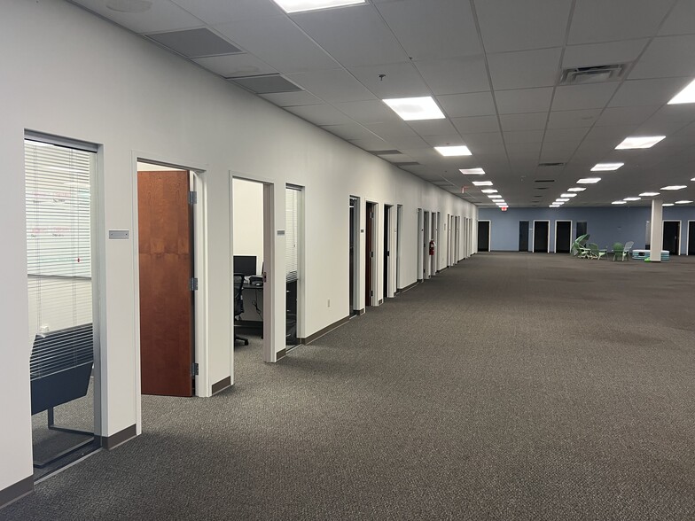 5120 W Waters Ave, Tampa, FL for lease - Interior Photo - Image 3 of 15