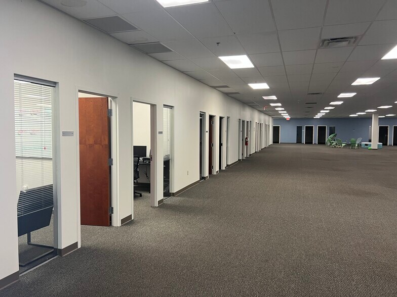 5120 W Waters Ave, Tampa, FL à louer - Photo intérieure - Image 3 de 15