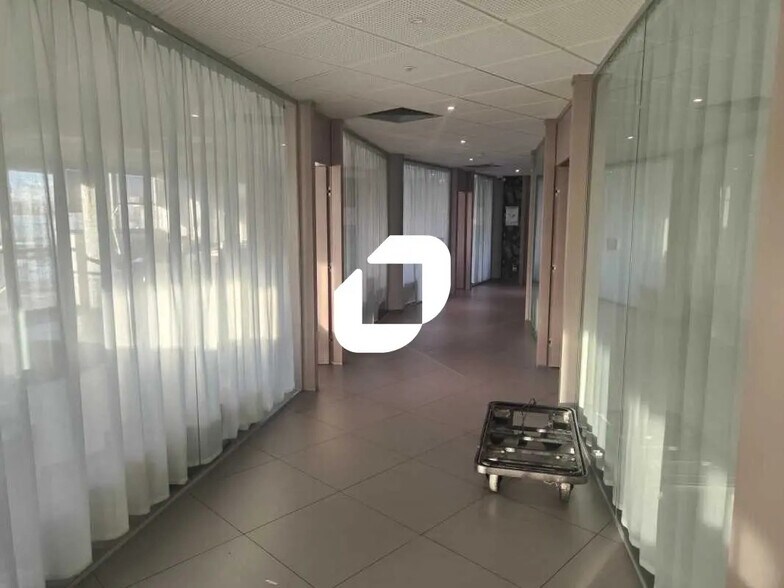 Bureau dans Nanterre à louer - Photo du bâtiment - Image 2 de 8