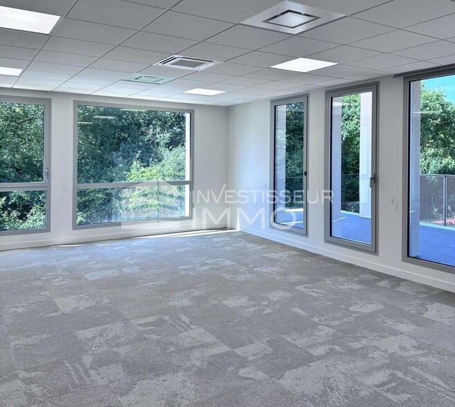 Retail in Serris for lease - Interior Photo - Image 3 of 63