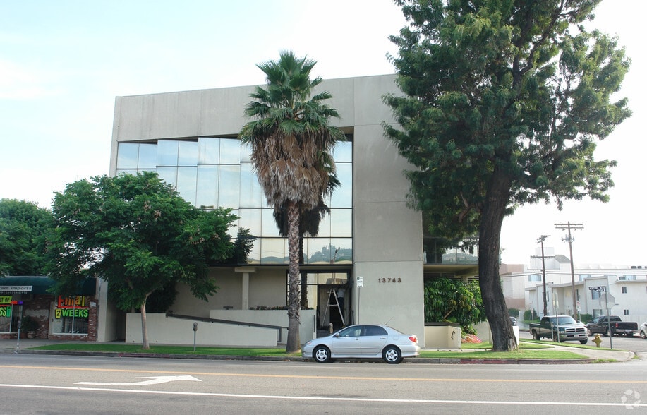 13743 Ventura Blvd, Sherman Oaks, CA à louer - Photo du bâtiment - Image 2 de 9