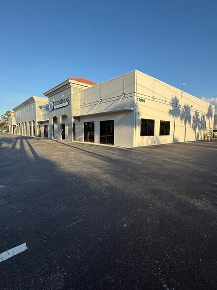 17010 Alico Commerce Ct, Fort Myers, FL à louer - Photo du bâtiment - Image 2 de 4