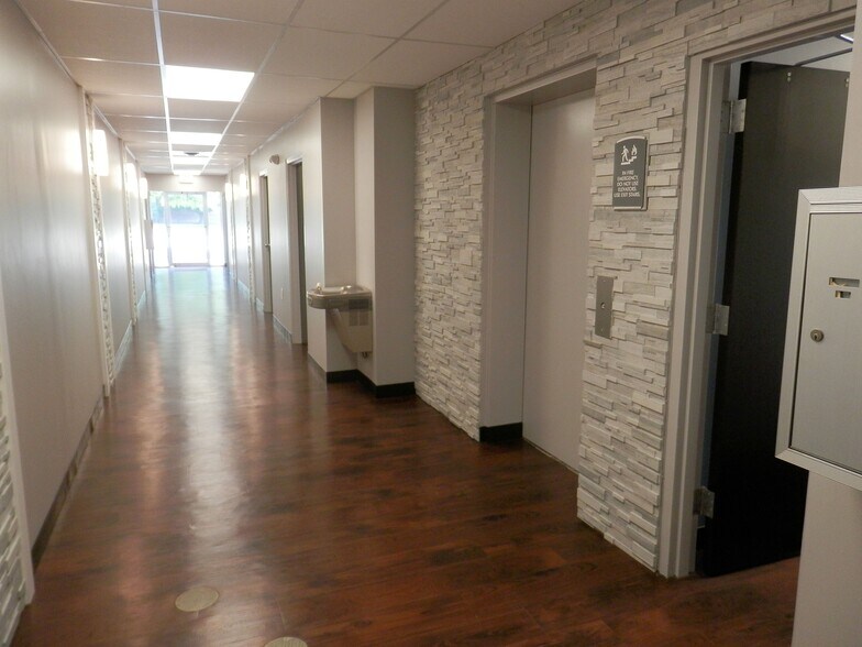 6990 Lindsay Dr, Mentor, OH à louer - Photo intérieure - Image 3 de 4