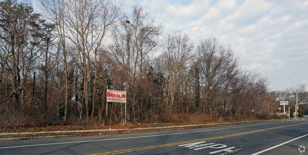 Waverly Ave, Holtsville, NY à vendre - Photo du bâtiment - Image 3 de 3