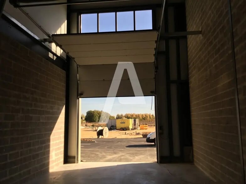 Local d'activités dans Saint-Pierre-du-Perray à vendre - Photo intérieure - Image 2 de 8