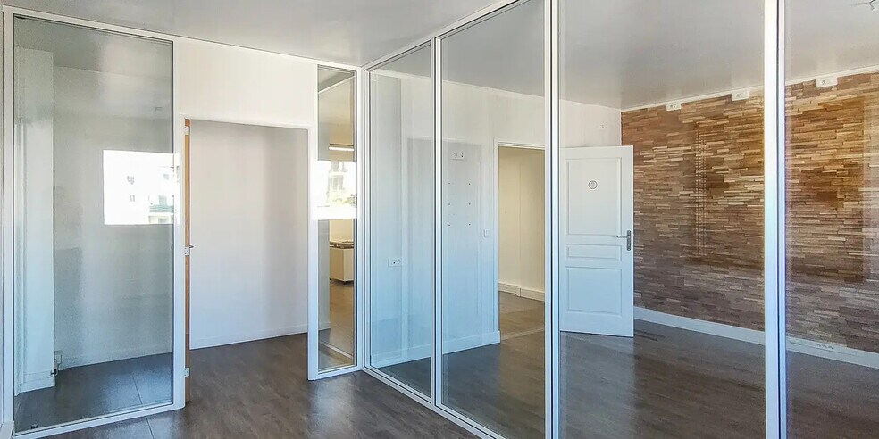 Office in Saint-Ouen-Sur-Seine for lease - Building Photo - Image 1 of 14