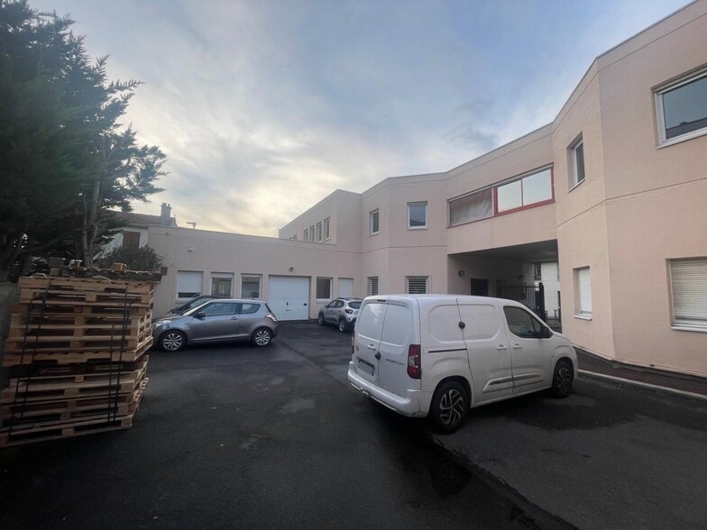 Flex in Nanterre for sale - Building Photo - Image 1 of 12