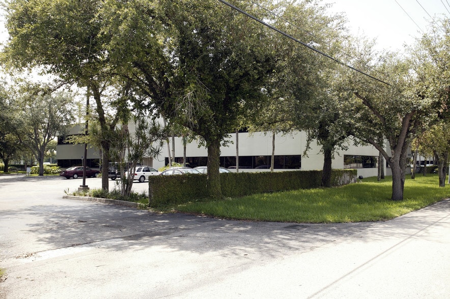14875 NW 77th Ave, Miami Lakes, FL for lease - Primary Photo - Image 2 of 7
