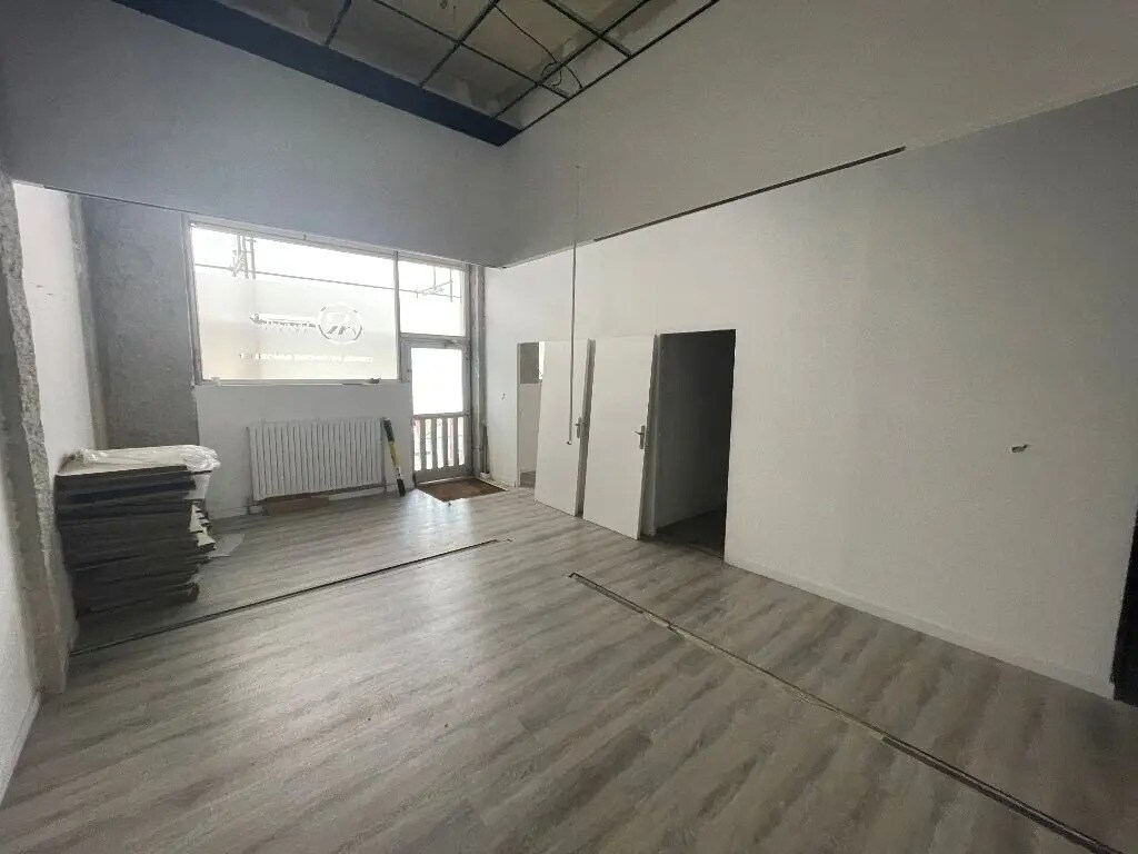 Retail in Lyon for lease Interior Photo- Image 1 of 8