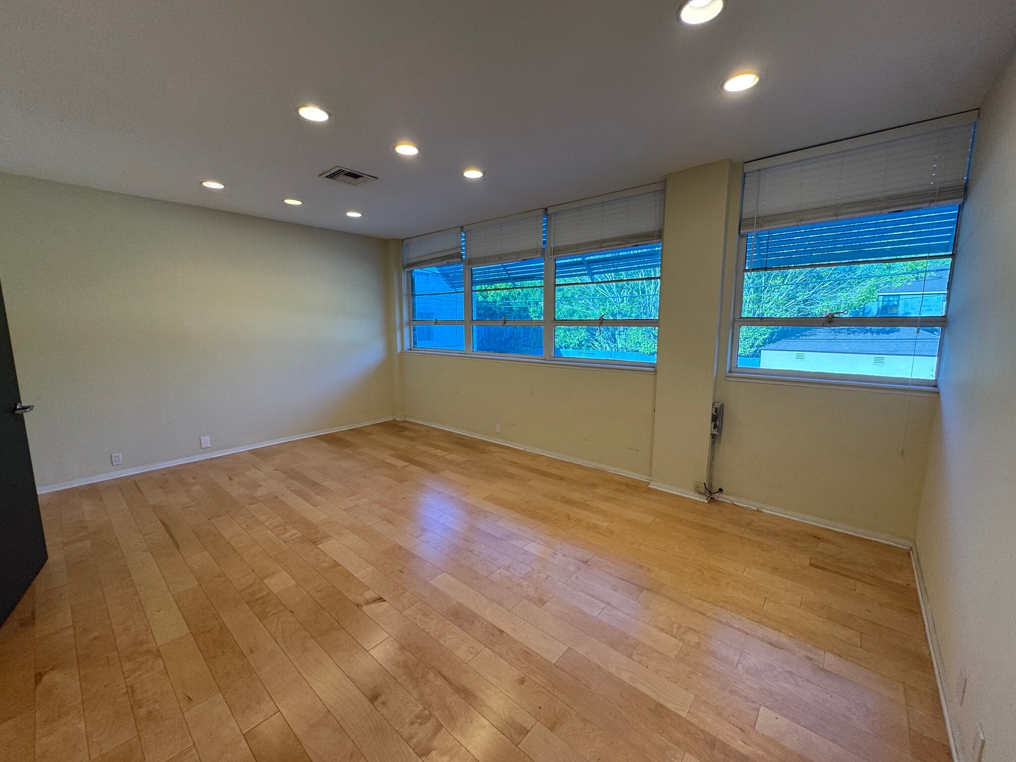 333 S Beverly Dr, Beverly Hills, CA for lease Interior Photo- Image 1 of 7