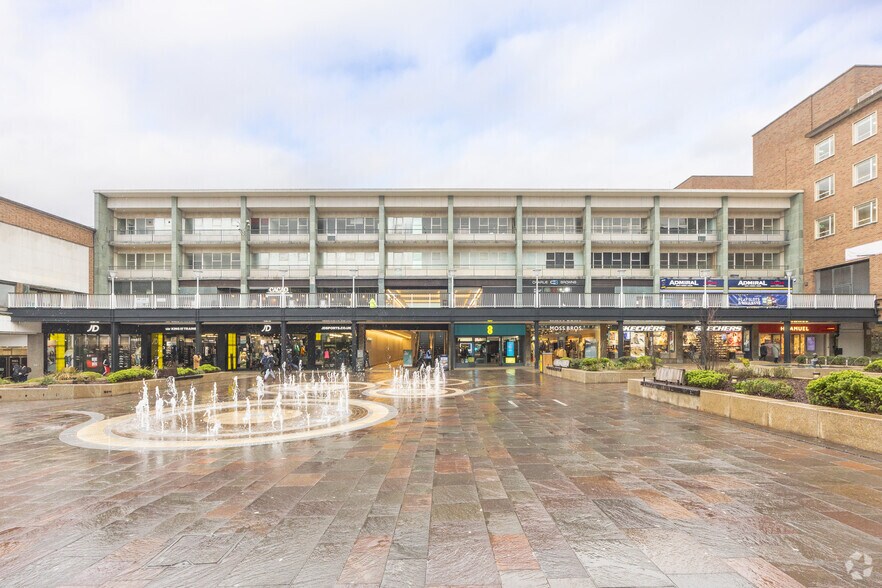 The Precinct, Coventry à louer - Photo du bâtiment - Image 2 de 2