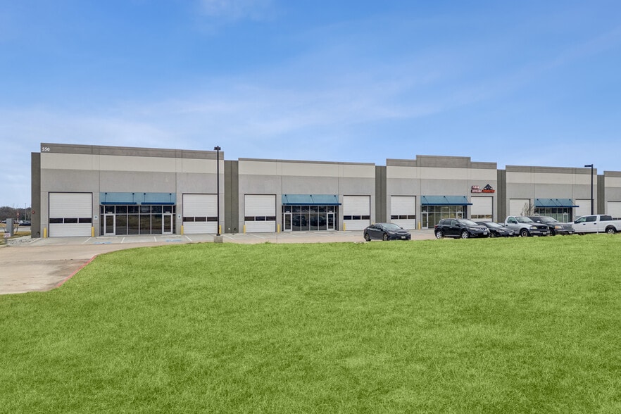 550 W Round Grove Rd, Lewisville, TX à louer - Photo du bâtiment - Image 3 de 44