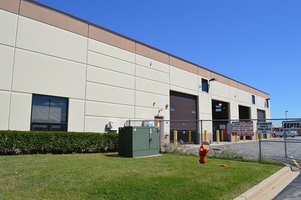 332 Fort Hill Dr, Naperville, IL à louer - Photo du bâtiment - Image 2 de 8