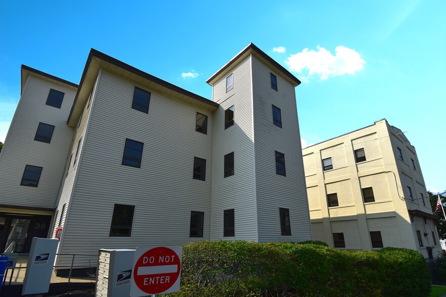 38 Montvale Ave, Stoneham, MA à louer - Photo du bâtiment - Image 3 de 5