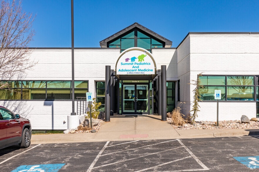 3171 NE Carnegie Dr, Lee's Summit, MO for sale - Primary Photo - Image 1 of 5