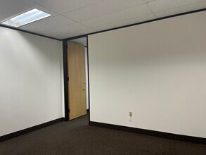 11615 Forest Central Dr, Dallas, TX à louer Photo intérieure- Image 2 de 3