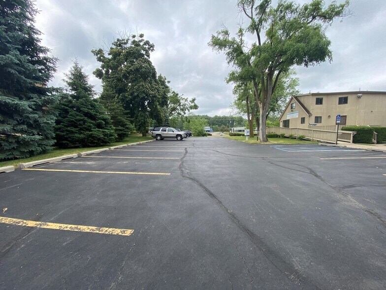 4470 Jackson Rd, Ann Arbor, MI à louer - Photo du bâtiment - Image 2 de 2