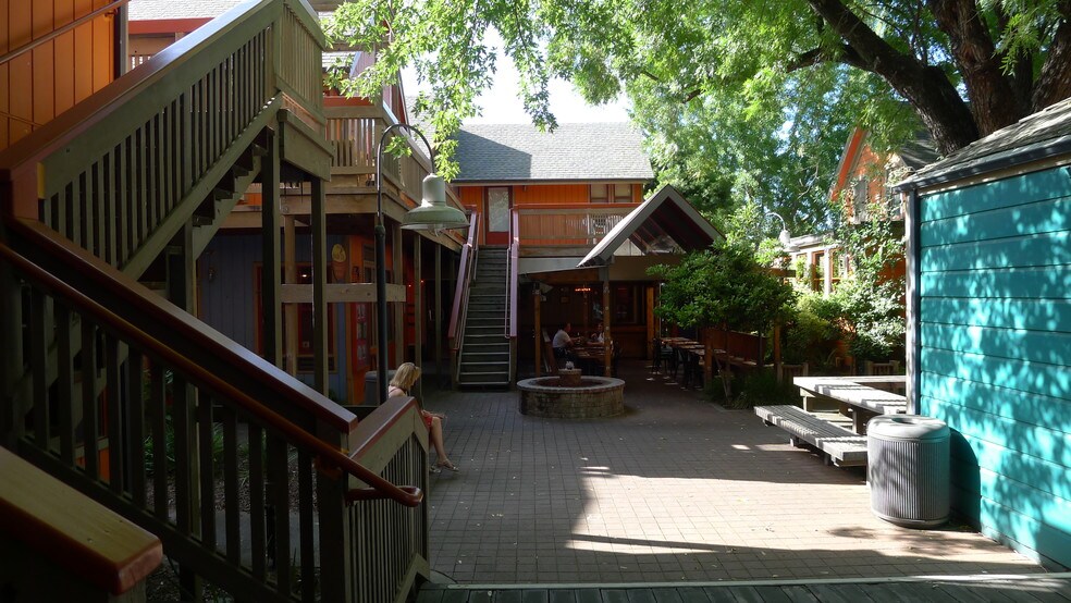129 E St, Davis, CA à louer - Photo du bâtiment - Image 2 de 2