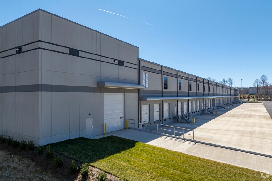 13015 Jamesburg Dr, Huntersville, NC for lease - Building Photo - Image 3 of 7