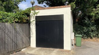 Plus de détails pour 30 West Hill, Epsom - Industriel à louer