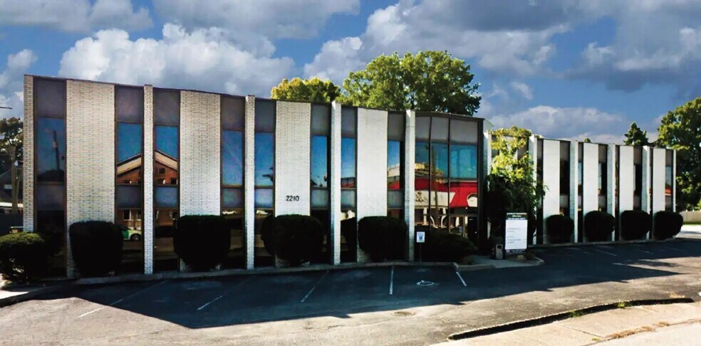 2210 Meadow Dr, Louisville, KY à vendre - Photo du bâtiment - Image 1 de 11