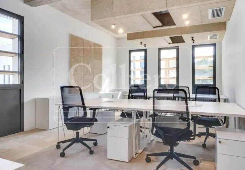 Bureau dans à louer - Photo du bâtiment - Image 3 de 8