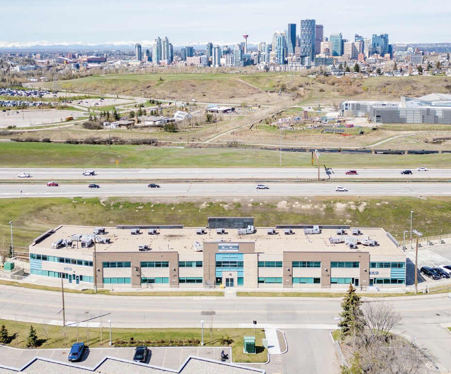 225 Manning Rd NE, Calgary, AB à louer Photo du bâtiment- Image 1 de 4
