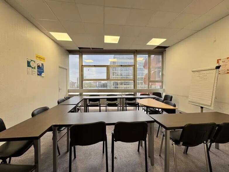 Office in Montreuil for lease - Interior Photo - Image 3 of 11
