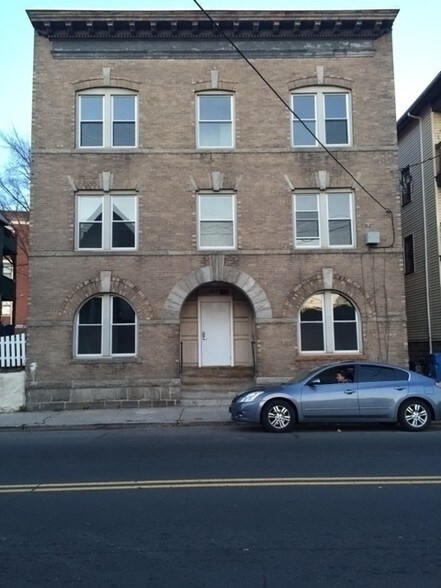 815 E Main St, Waterbury, CT à vendre - Photo du bâtiment - Image 3 de 19