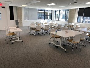 889 Howell Mill Rd, Atlanta, GA à louer Photo du bâtiment- Image 1 de 4