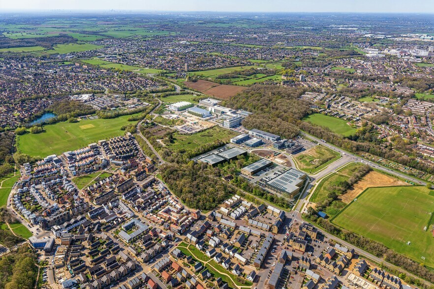 Maypole Blvd, Harlow à louer - Photo du bâtiment - Image 2 de 29