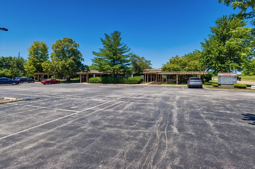 1300 N Highland Ave, Aurora, IL à louer - Photo du bâtiment - Image 3 de 4