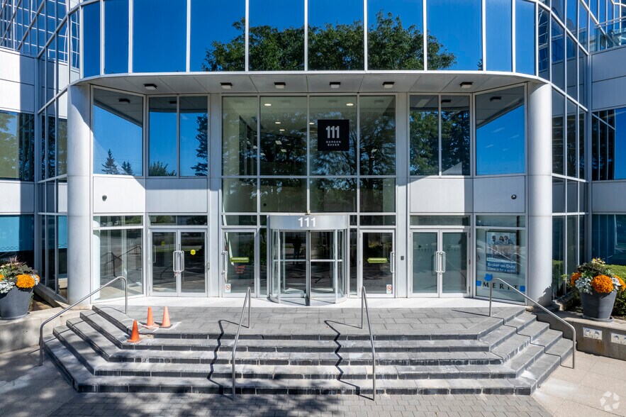 111 Gordon Baker Rd, Toronto, ON à louer - Photo du bâtiment - Image 3 de 3