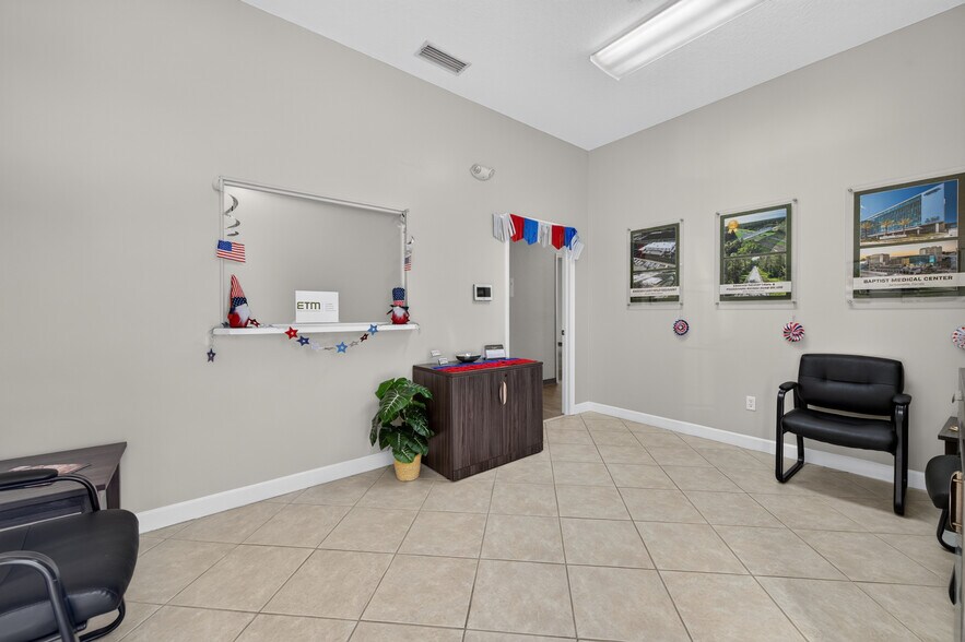 1275 W Granada Blvd, Ormond Beach, FL à louer - Photo du bâtiment - Image 3 de 36